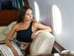 Эскорт модель в самолете